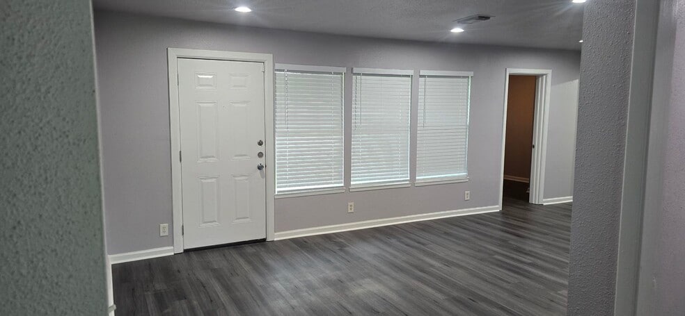 Building Photo - 6138 Kenilwood Dr