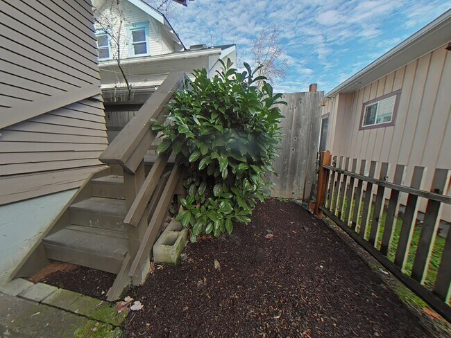 Building Photo - 1 Bedroom Duplex ~ Close to Campus ~ Small...