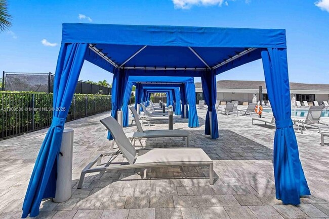 Building Photo - 14800 Cumberland Dr