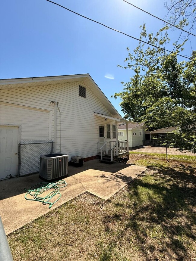 Building Photo - Fully Updated 3BR Home with Quartz Counters & Fenced Yard