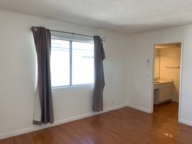 Building Photo - Bright, comfortable, and spacious one bedroom Condominium