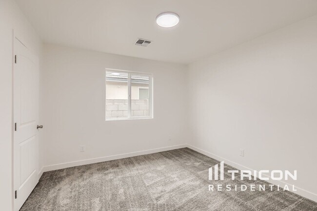 Building Photo - 2748 E Pueblo Ave