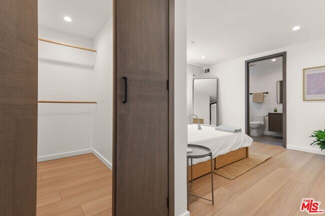 Building Photo - 843 Mariposa Ave