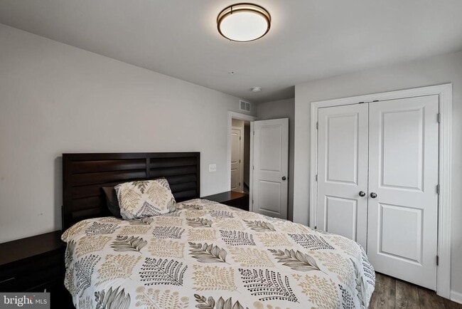 Building Photo - 865 Weald Way