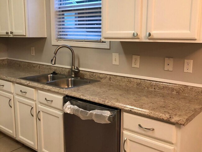 Building Photo - 2268 White Alder Dr NE