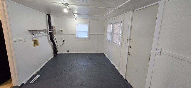 Building Photo - Remodeled 2 bedroom with Garage & small fe...