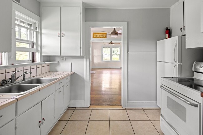 Building Photo - Cute Downtown Bungalow