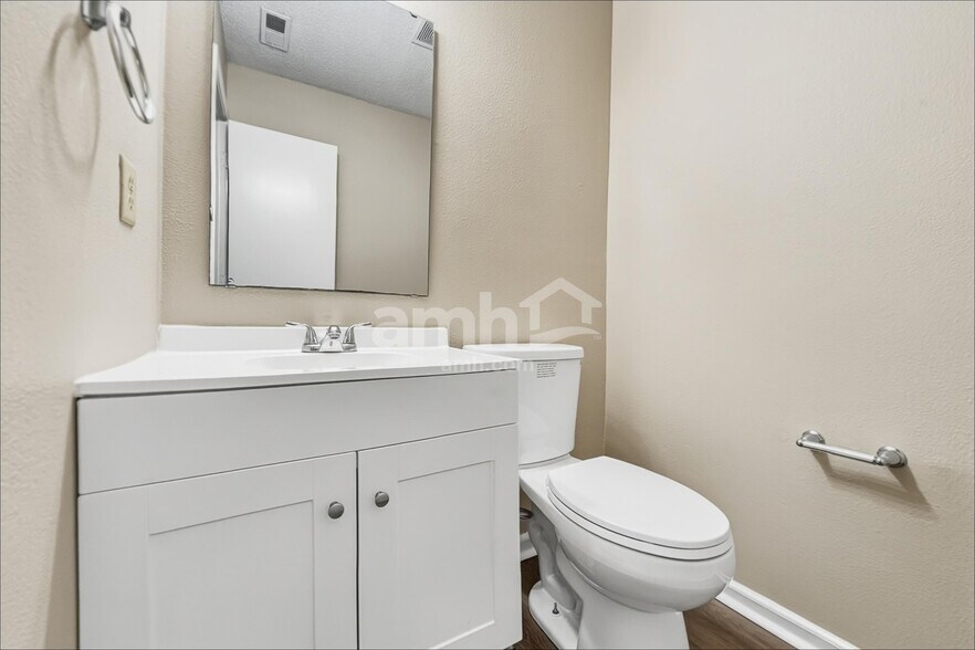 Building Photo - 2324 Shadowbrook Dr