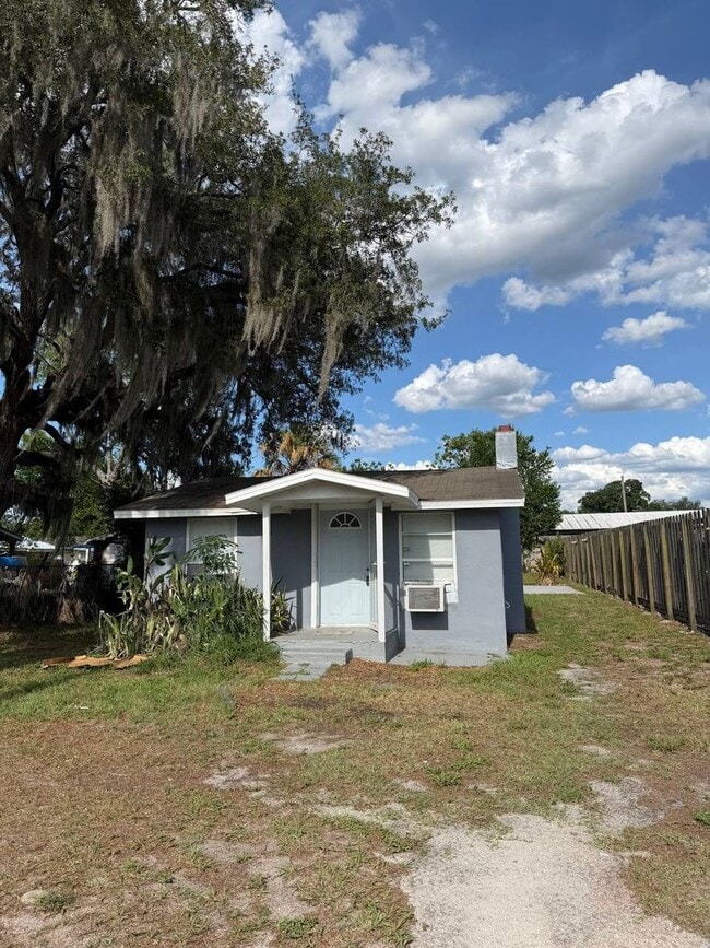 Building Photo - Charming 2 bedroom, 2 bathroom home