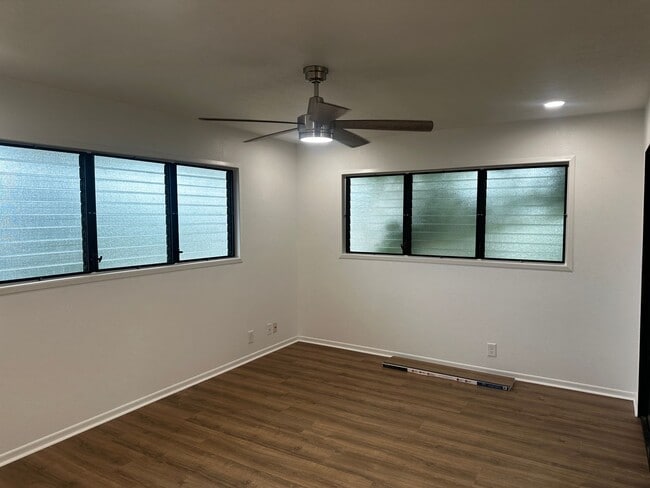 Building Photo - 2 bedroom 1 bath Cottage in the Aliamanu/Salt Lake area