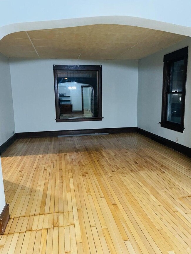 Building Photo - 929 Huron Ave