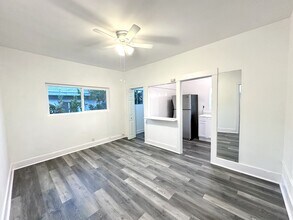 Building Photo - 1278-04 N Wilton Place