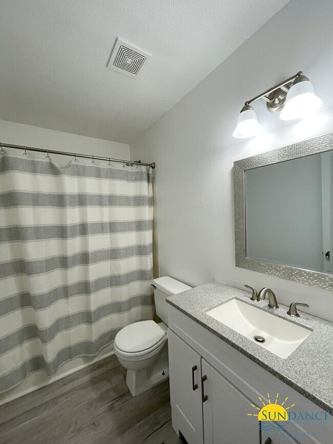 Building Photo - Lovely 2 Story end unit Townhouse in Fort Walton!