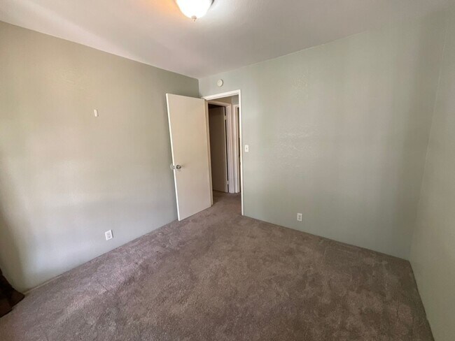 Building Photo - 645 Mananai Pl