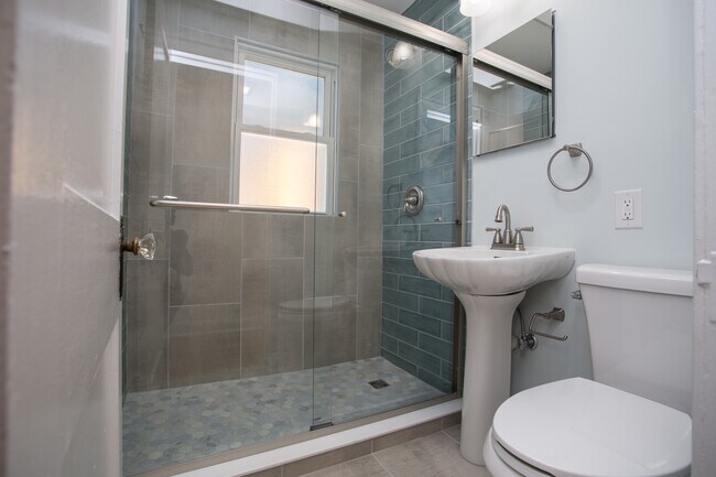 Building Photo - 1319 Hull St