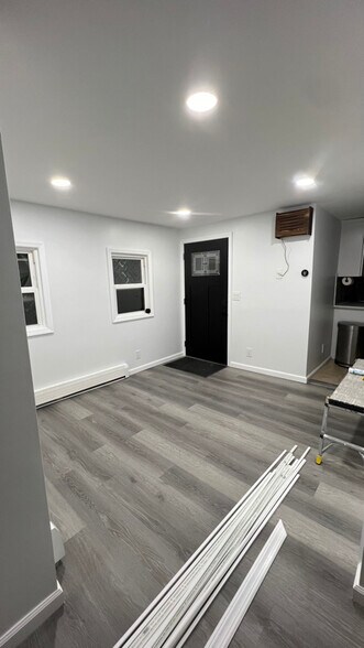 Building Photo - 151 Suydam St