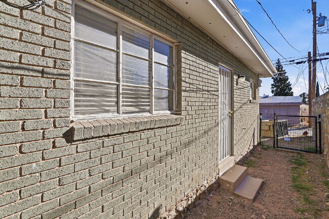Building Photo - 79904$600 rent. Water and trash included in this 1 bedroom 1 bath apartment.