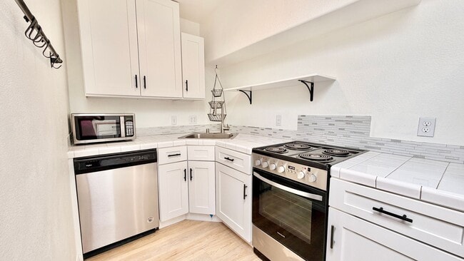 Building Photo - Beautiful Remodeled Upstairs Unit in Heart of Fallbrook with Laundry in Unit and Private Off-Stre...