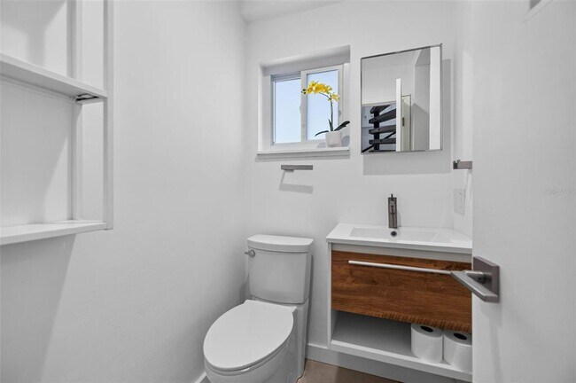 Building Photo - 1300 Pleasant Way S