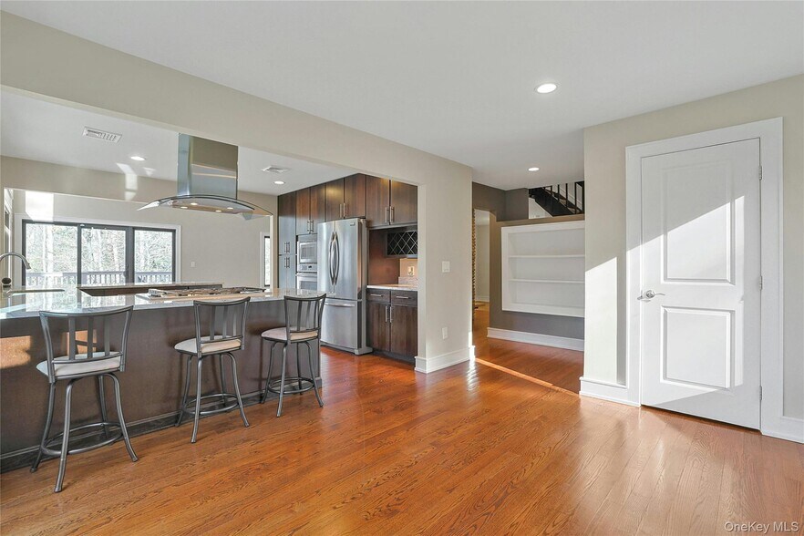 Building Photo - 300 Clausland Mountain Rd