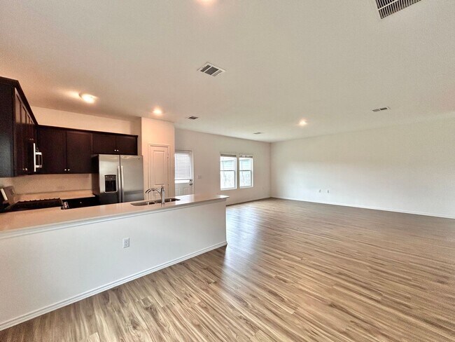 Building Photo - Your Next Home Awaits – Bright, Modern & M...