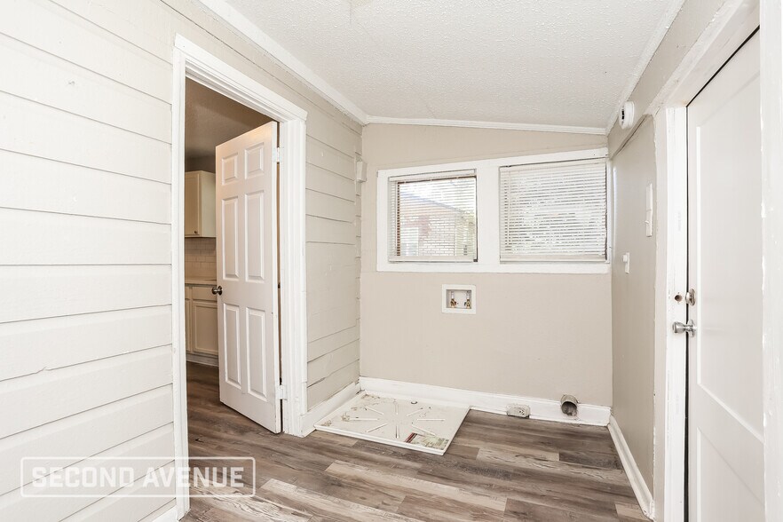 Building Photo - 2011 W 15th St