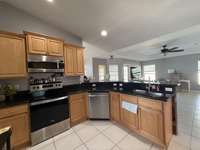 Building Photo - 1211 SW Dalton Ave