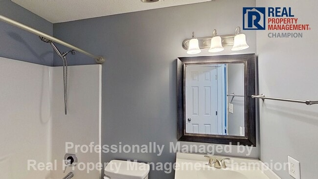 Building Photo - Charming 2BD/2 BA End Unit Townhouse w/Fireplace and Fenced Backyard