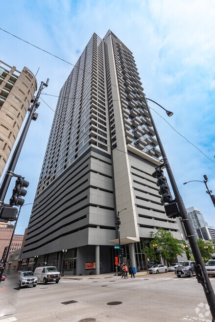 Building Photo - 235 W Van Buren St