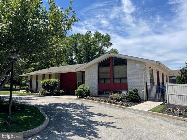 Building Photo - 3017 Valley Dr