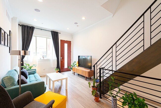 Building Photo - Four Bed Point Breeze Home
