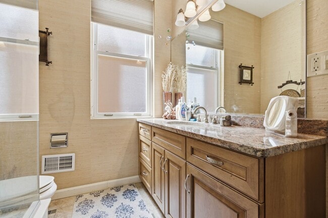 Building Photo - Stunning 5 Bedroom 2.5 Bathroom Home in Squirrel Hill