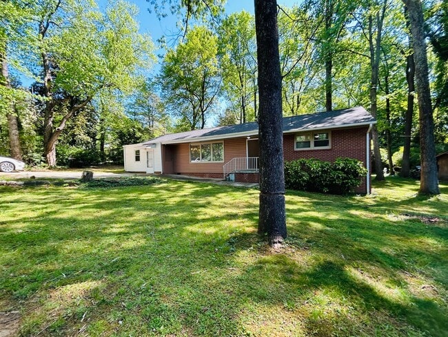 Building Photo - Fabulous 3 bedroom 2 bathroom Ranch home in Lawndale Homes area in NW Greensboro. Huge yard.