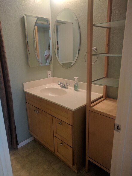 Hall Vanity - 4065 Porte La Paz
