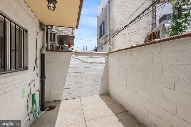 Building Photo - 1725 S Iseminger St