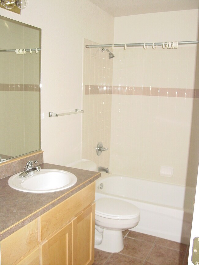 Building Photo - 2BR/1BA/2GA, 1039 sq.ft. rental in Sierra ...