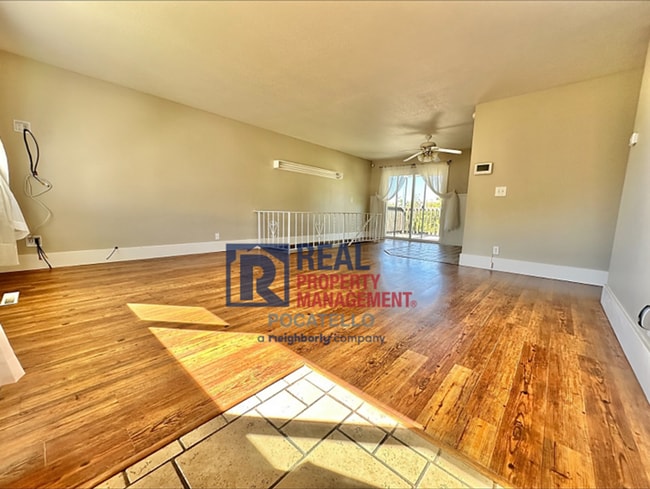 Building Photo - 4 Bedroom 2 Bath - 2 Car Garage House - Do...