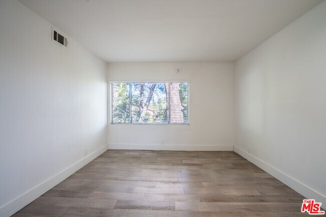 Building Photo - 5026 Medina Rd