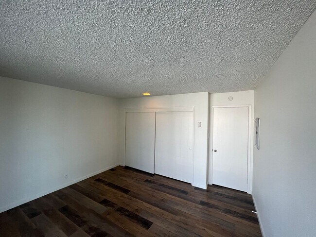 Building Photo - 2 Bedroom 2 Bath Spacious Condo For Rent in Long Beach Comes with Assigned Garage Space - Marketi...