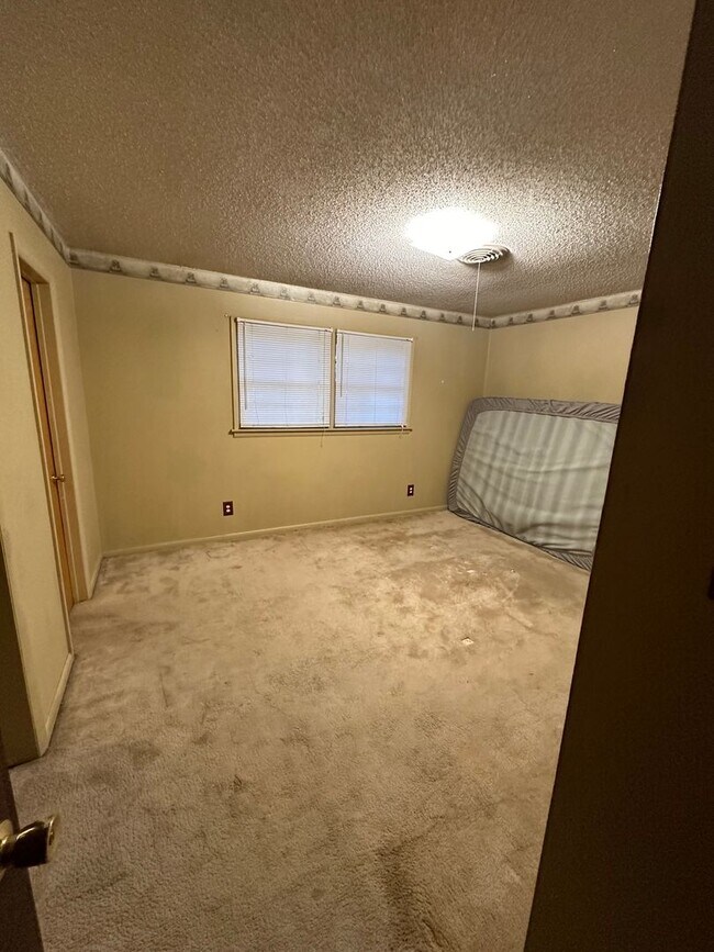 Building Photo - 3 Bed 2 Bath Home in Highland School School District!