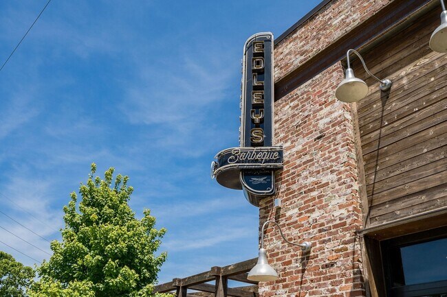 Building Photo - Spotless 3BR/2.5BA townhome minutes from West End, Downtown Nashville!