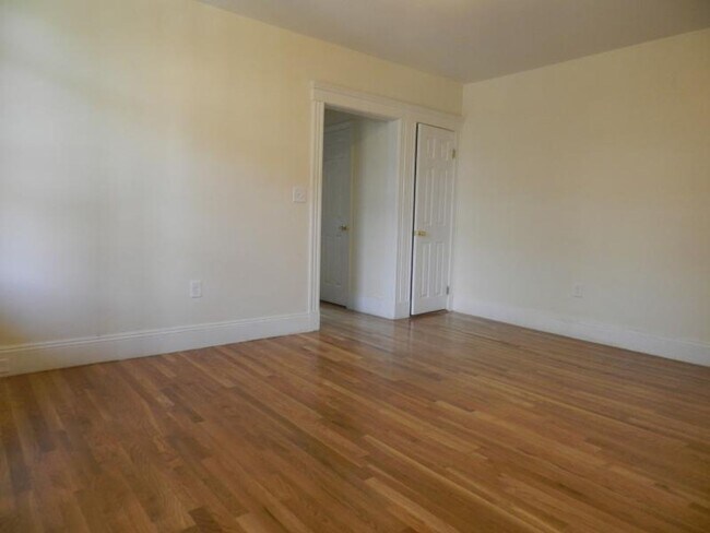Building Photo - ALLSTON 2BED / 1BATH WITH HEAT AND HW FOR SEPTEMBER 2026