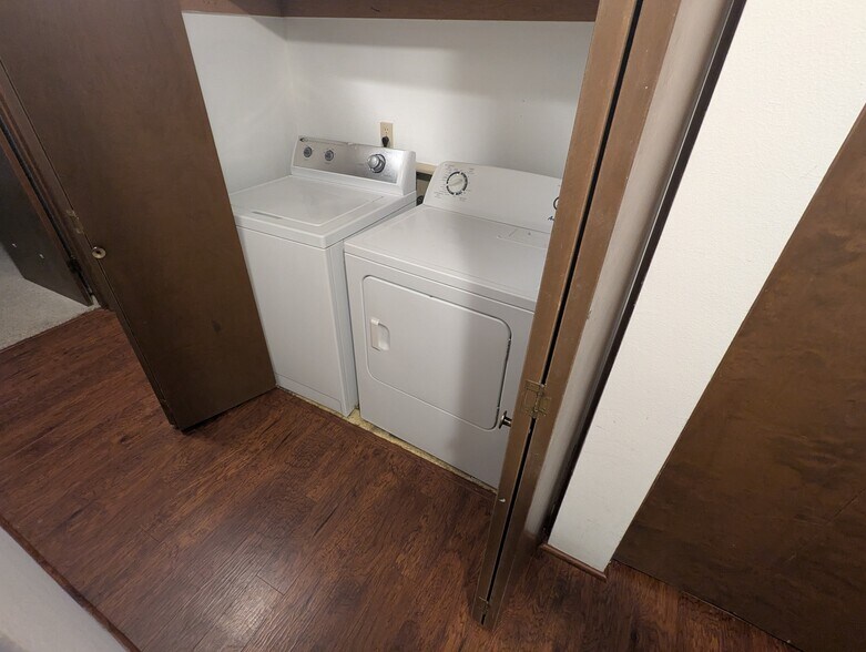 In-unit washer/dryer - 12721 NE 129th Ct