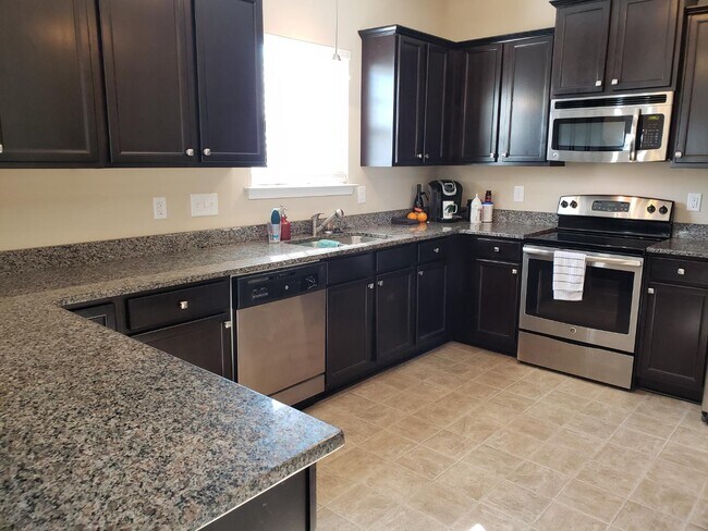 Building Photo - 211 Rainmaker St