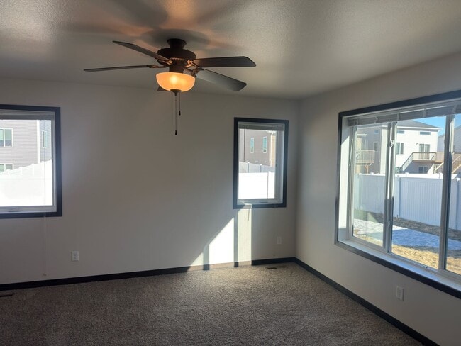 Building Photo - 4 Bed 3 Bath Single Family Home
