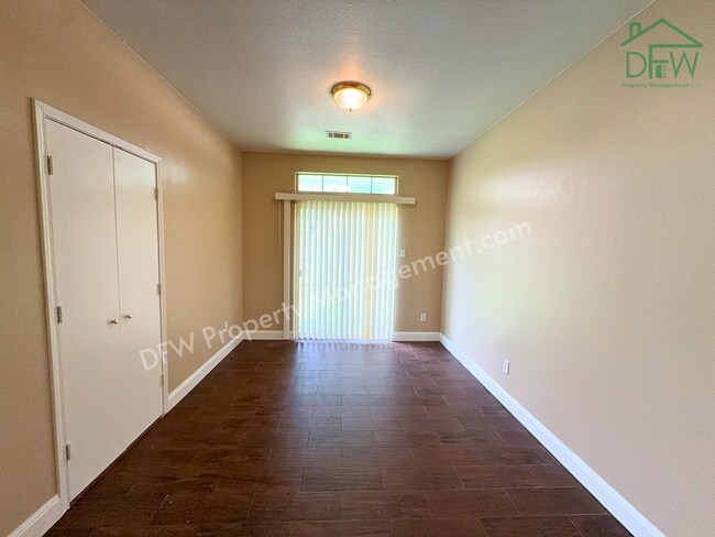 Building Photo - Charming Single-Story Home with Fireplace & Island Kitchen in Cedar Hill!