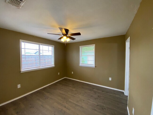 Building Photo - Large family home in Grape Creek!