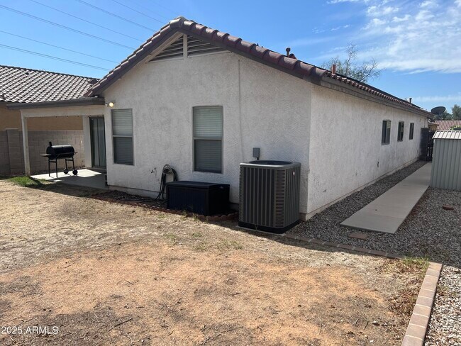 Building Photo - 3020 W Red Fox Rd