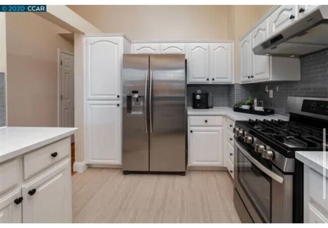 Building Photo - Two Bedroom/Two Bathroom Condo Available i...