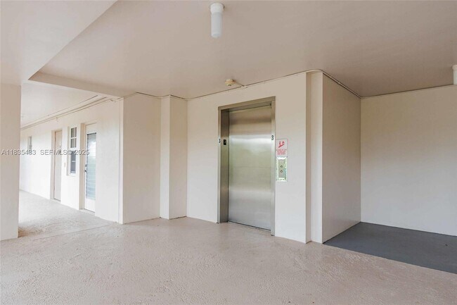 Building Photo - 2751 N Palm Aire Dr